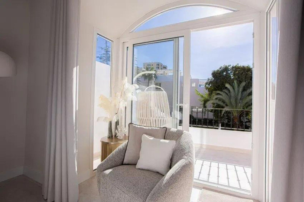 4 Bed Apartment for sale in Nueva Andalucía Costa Del Sol, Málaga, Spain