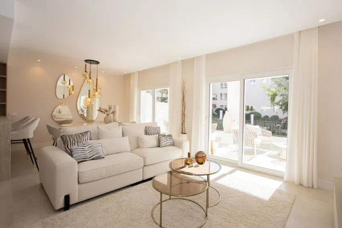 4 Bed Apartment for sale in Nueva Andalucía Costa Del Sol, Málaga, Spain