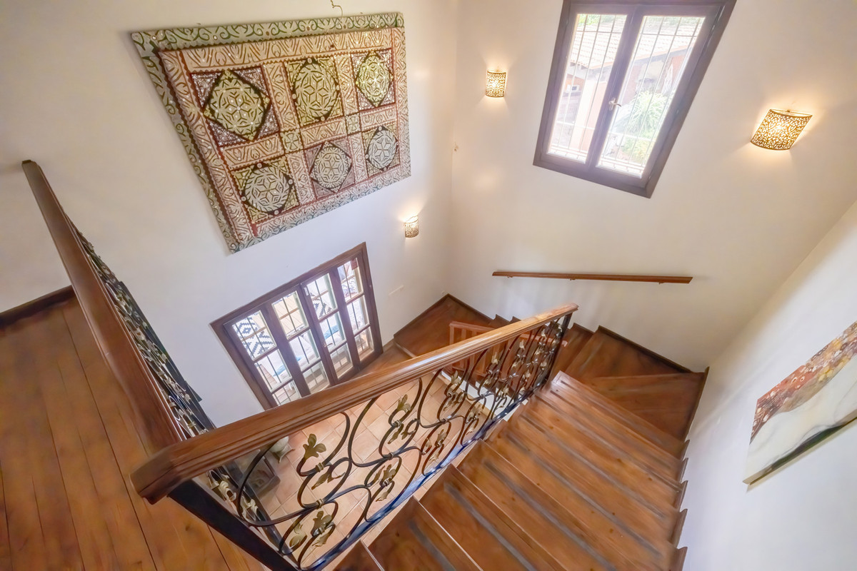 5 Bed Townhouse for sale in Nueva Andalucía Costa Del Sol, Málaga, Spain