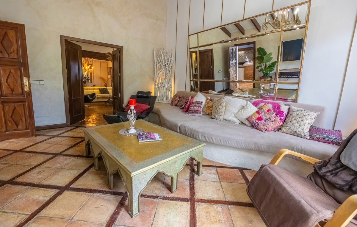 5 Bed Townhouse for sale in Nueva Andalucía Costa Del Sol, Málaga, Spain