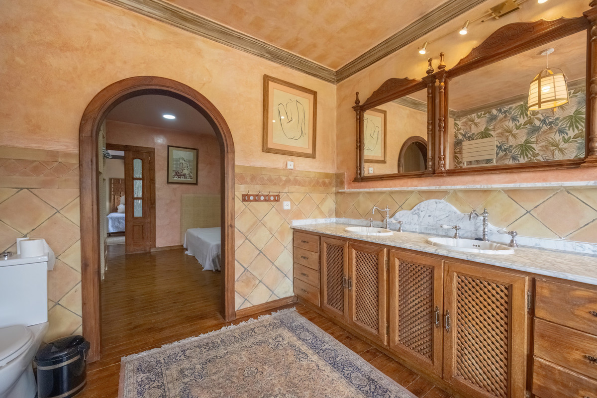 5 Bed Townhouse for sale in Nueva Andalucía Costa Del Sol, Málaga, Spain