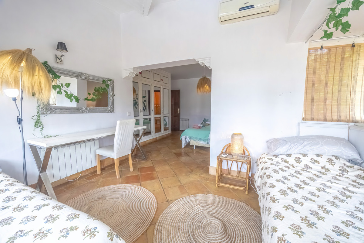 5 Bed Townhouse for sale in Nueva Andalucía Costa Del Sol, Málaga, Spain