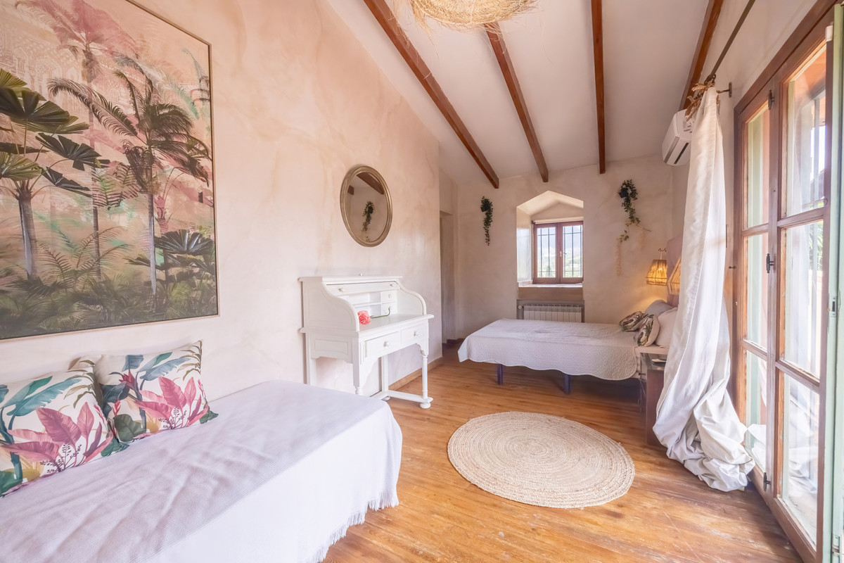 5 Bed Townhouse for sale in Nueva Andalucía Costa Del Sol, Málaga, Spain