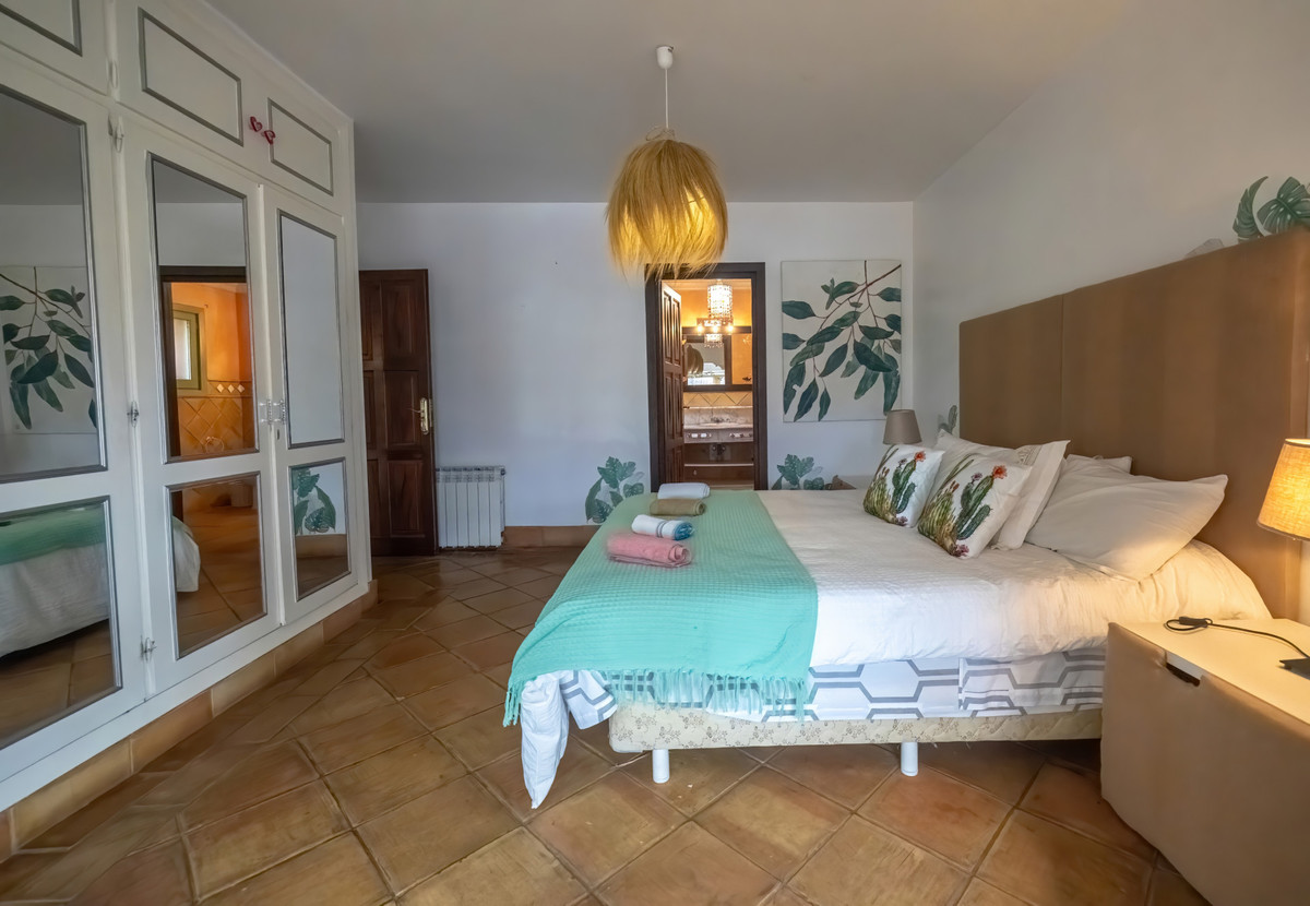 5 Bed Townhouse for sale in Nueva Andalucía Costa Del Sol, Málaga, Spain