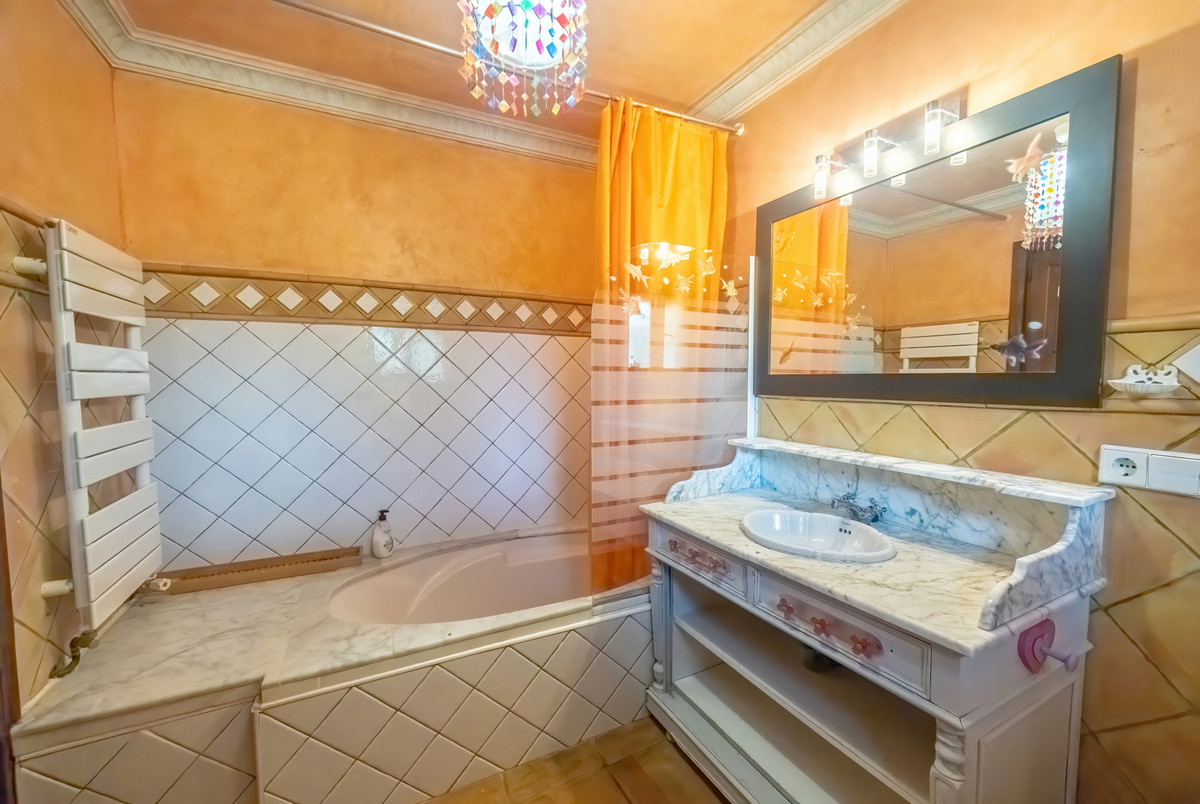 5 Bed Townhouse for sale in Nueva Andalucía Costa Del Sol, Málaga, Spain