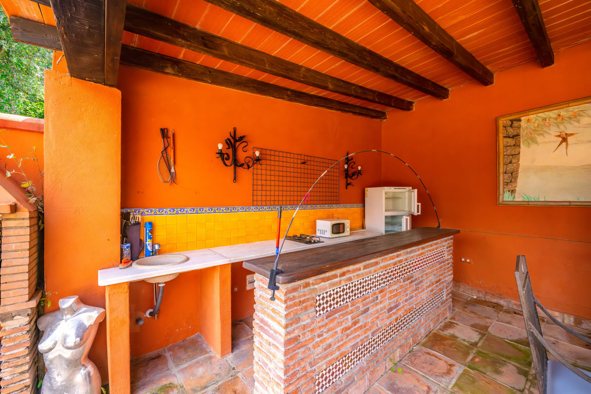 5 Bed Townhouse for sale in Nueva Andalucía Costa Del Sol, Málaga, Spain