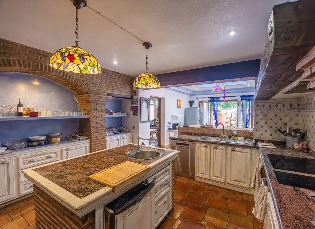 5 Bed Townhouse for sale in Nueva Andalucía Costa Del Sol, Málaga, Spain