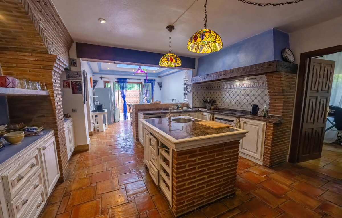 5 Bed Townhouse for sale in Nueva Andalucía Costa Del Sol, Málaga, Spain