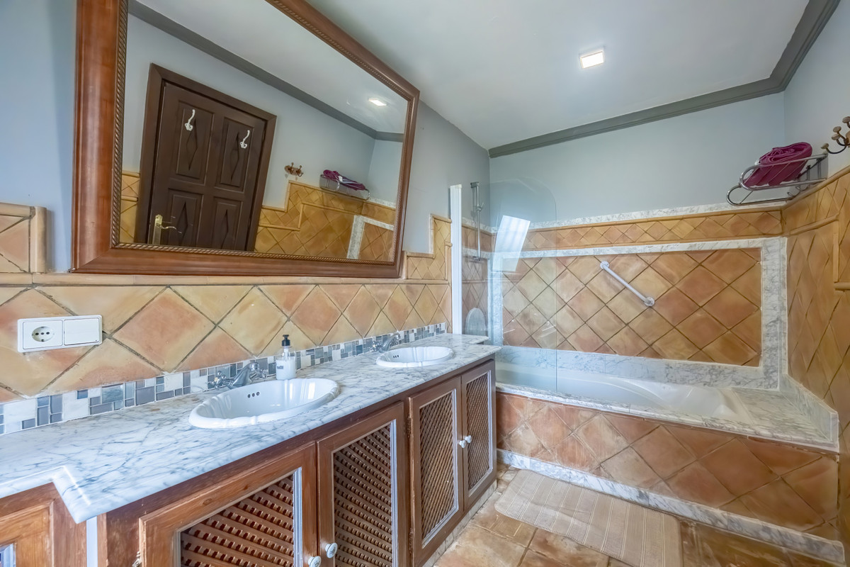 5 Bed Townhouse for sale in Nueva Andalucía Costa Del Sol, Málaga, Spain