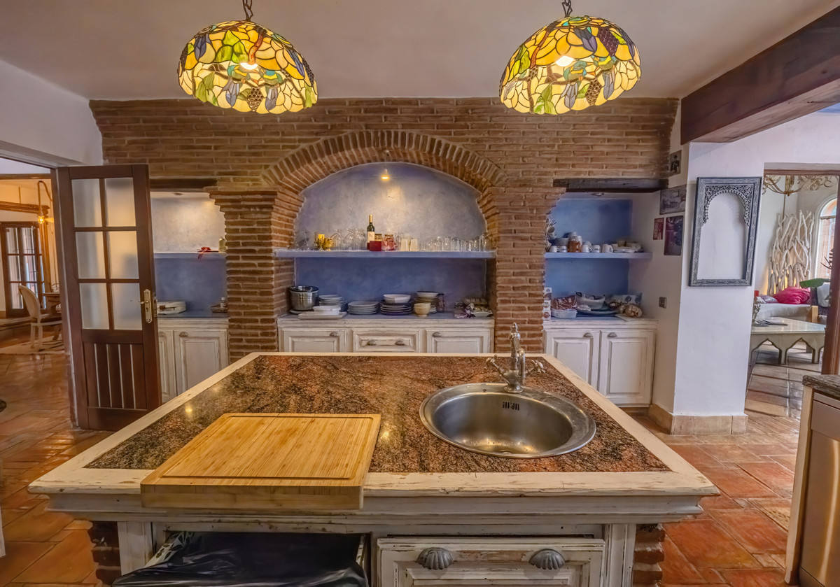 5 Bed Townhouse for sale in Nueva Andalucía Costa Del Sol, Málaga, Spain