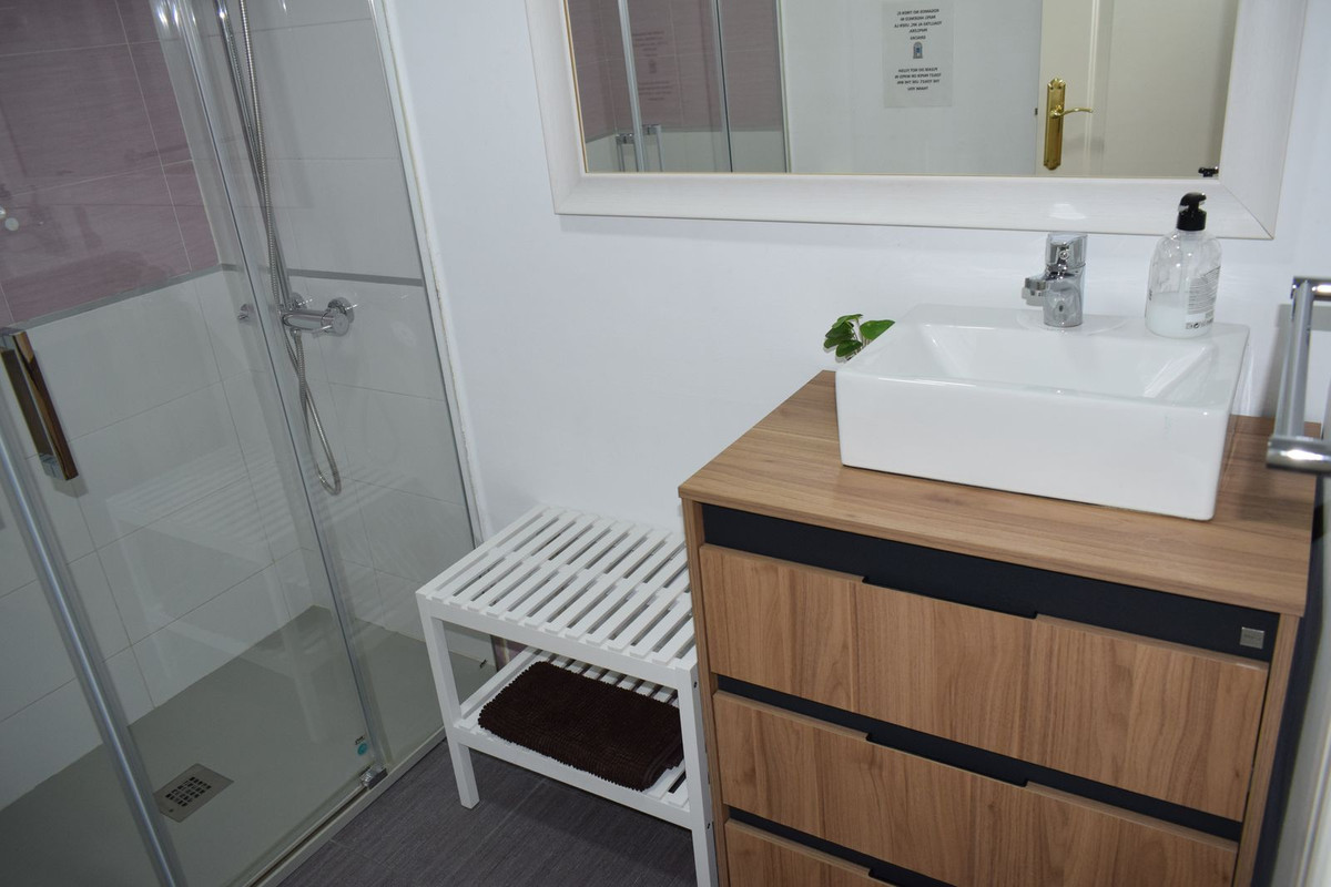 Se vende Apartamento Planta Media de 2 dormitorios en Costa Del Sol, Málaga, España