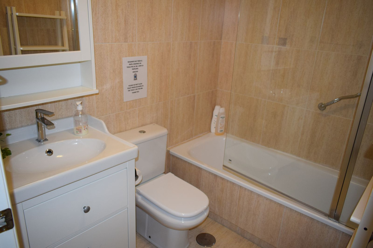 Se vende Apartamento Planta Media de 2 dormitorios en Costa Del Sol, Málaga, España