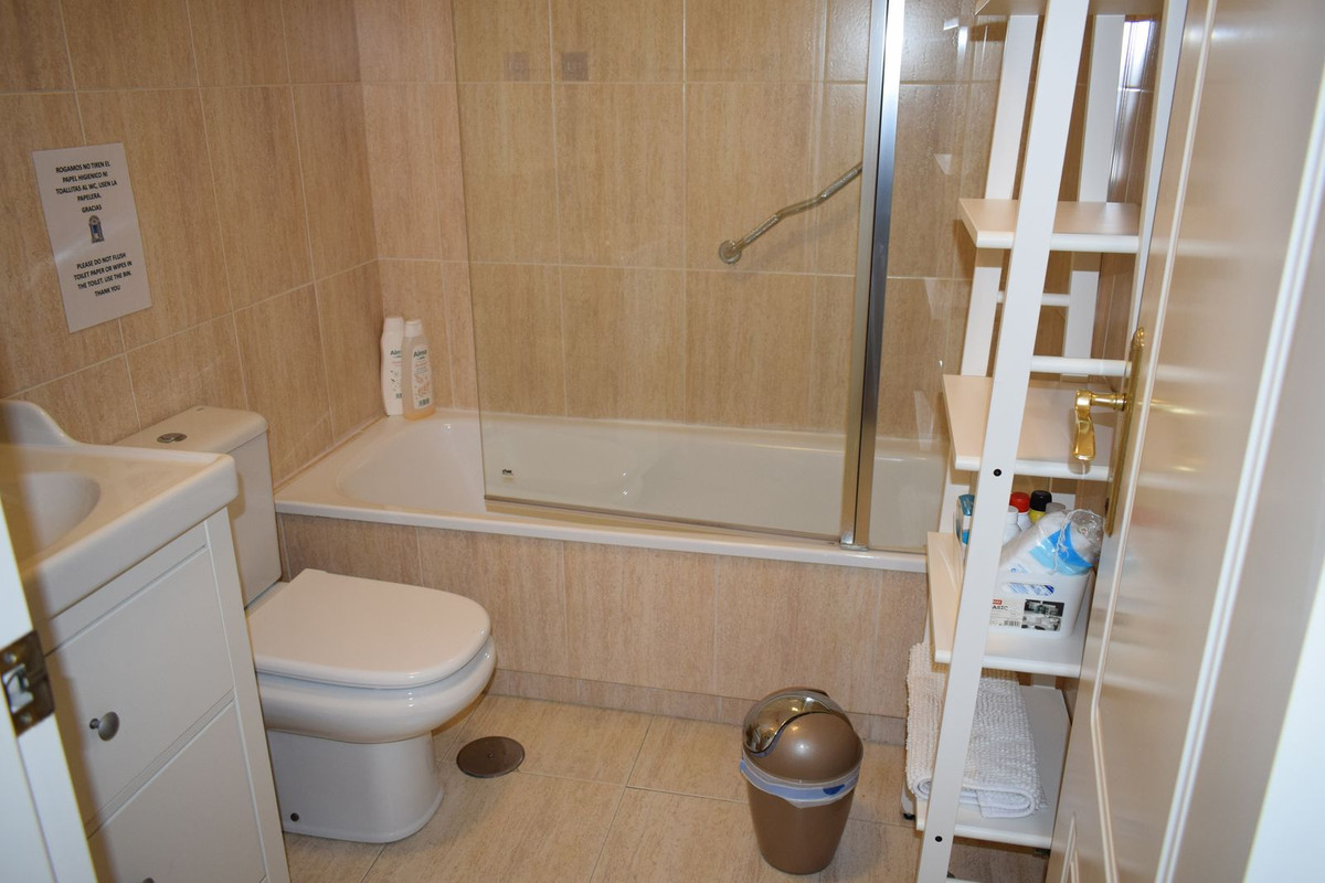 Se vende Apartamento Planta Media de 2 dormitorios en Costa Del Sol, Málaga, España