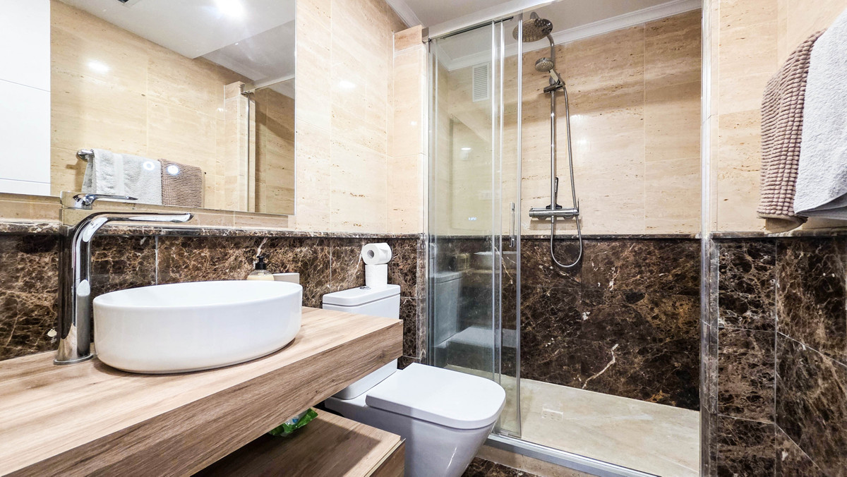 2 Bed Apartment for sale in La Duquesa Costa Del Sol, Málaga, Spain