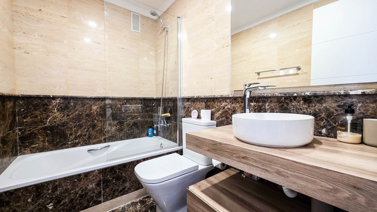 2 Bed Apartment for sale in La Duquesa Costa Del Sol, Málaga, Spain