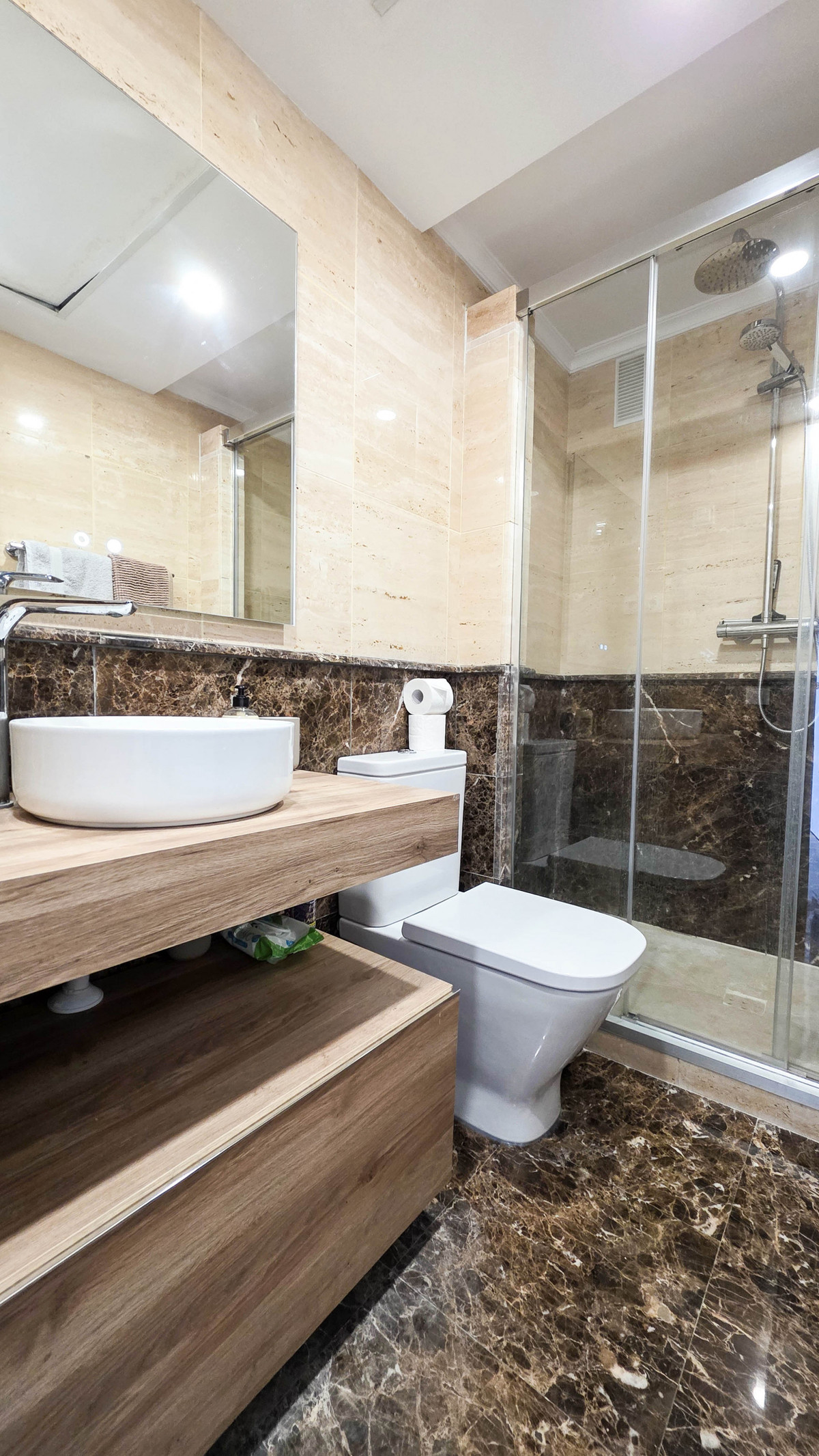2 Bed Apartment for sale in La Duquesa Costa Del Sol, Málaga, Spain