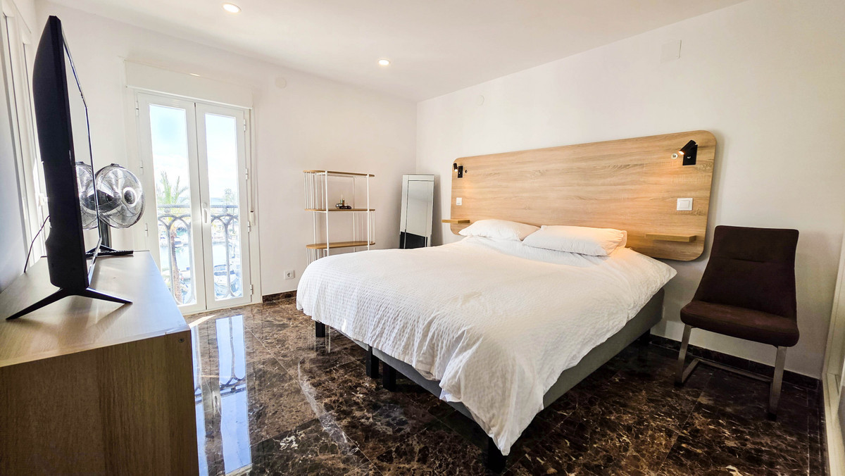 2 Bed Apartment for sale in La Duquesa Costa Del Sol, Málaga, Spain