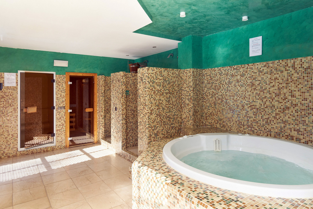 1 Bed Apartment for sale in Estepona Costa Del Sol, Málaga, Spain