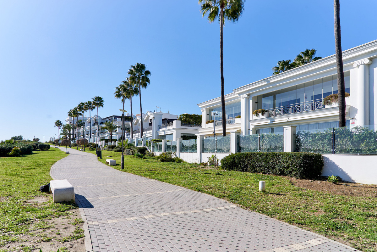 1 Bed Apartment for sale in Estepona Costa Del Sol, Málaga, Spain