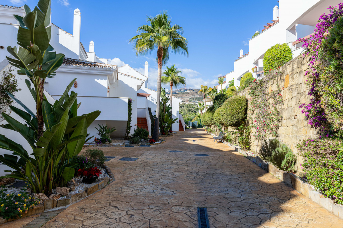 2 Bed Apartment for sale in Nueva Andalucía Costa Del Sol, Málaga, Spain