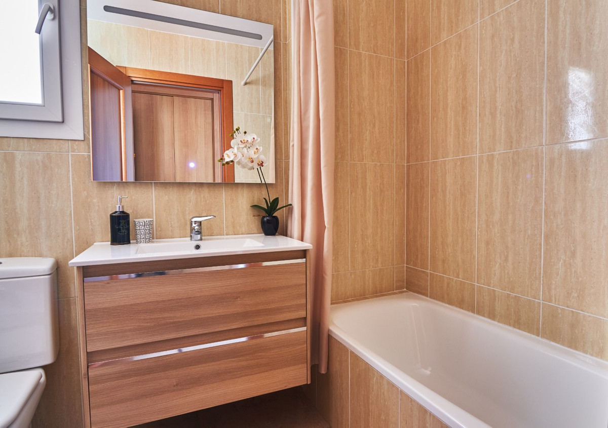 Se vende Apartamento Planta Media de 2 dormitorios en Costa Del Sol, Málaga, España