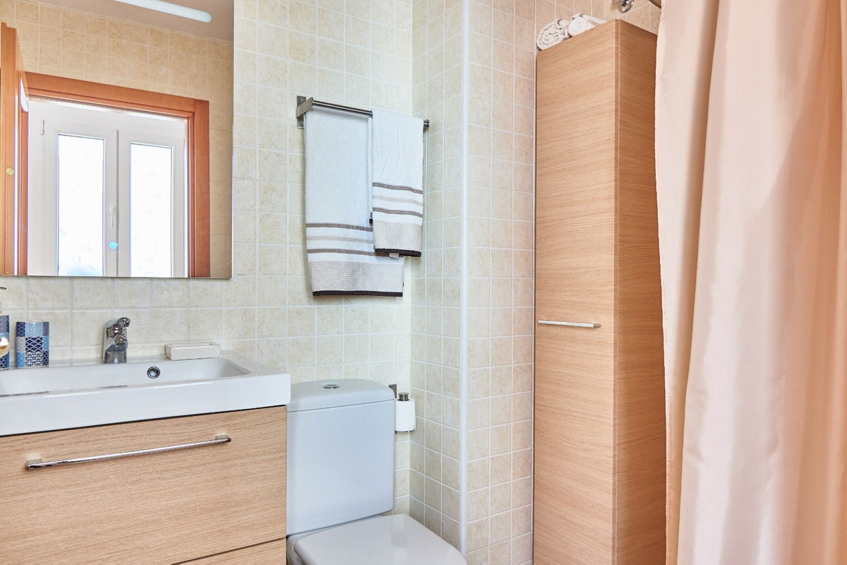 Se vende Apartamento Planta Media de 2 dormitorios en Costa Del Sol, Málaga, España