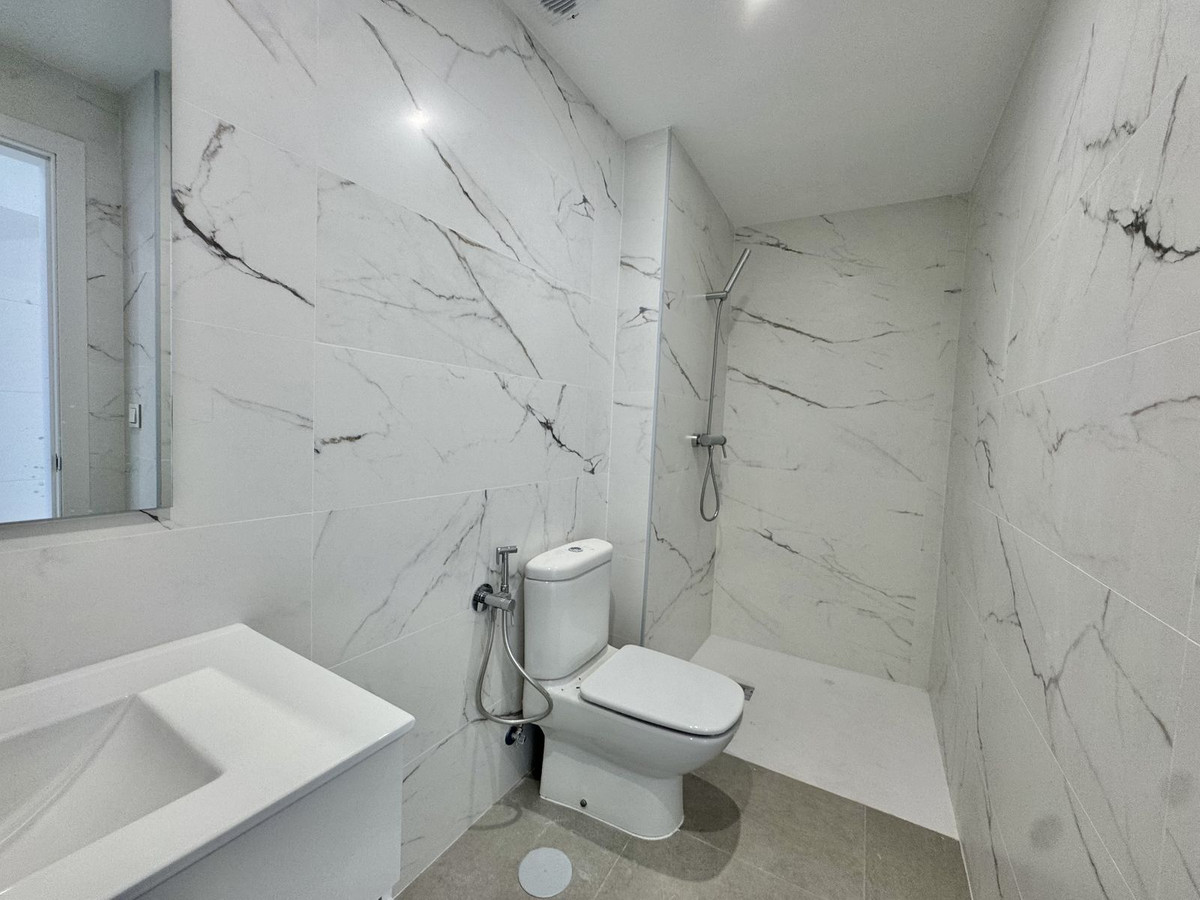 Se vende Apartamento en Planta Última de 2 dormitorios en Costa Del Sol East, Málaga, España