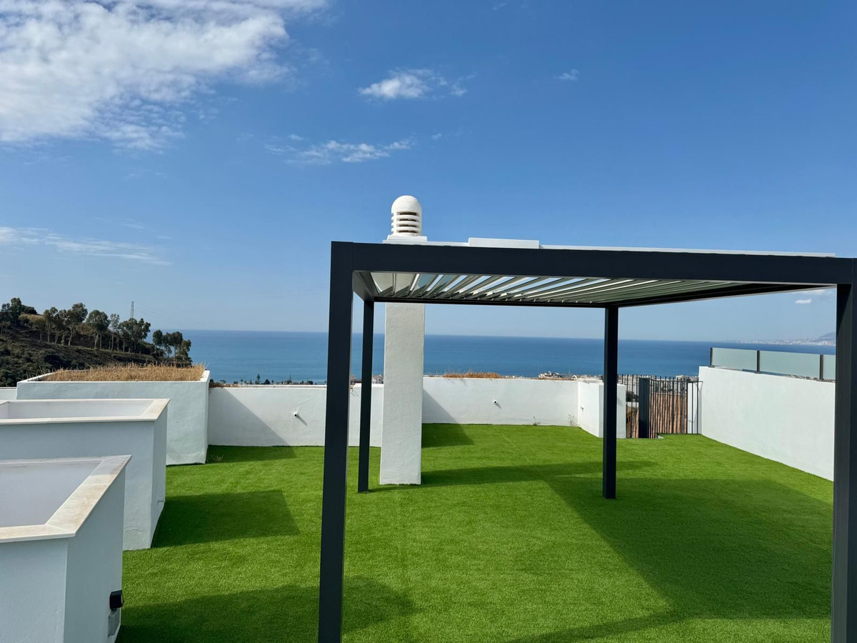 Se vende Apartamento en Planta Última de 2 dormitorios en Costa Del Sol East, Málaga, España