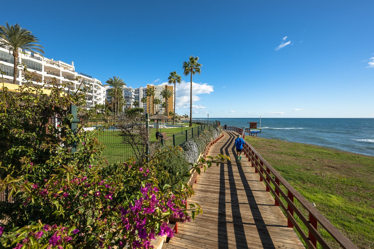 2 Bed Apartment for sale in Calahonda Costa Del Sol, Málaga, Spain