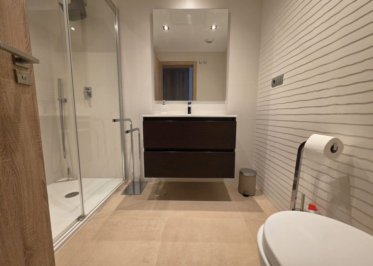 Se vende Apartamento Planta Media de 2 dormitorios en Costa Del Sol, Málaga, España