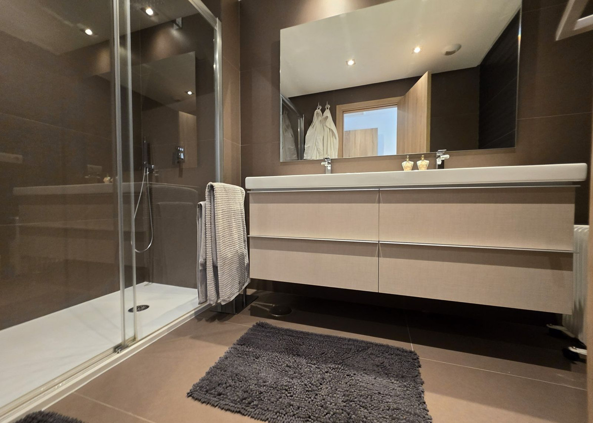 Se vende Apartamento Planta Media de 2 dormitorios en Costa Del Sol, Málaga, España
