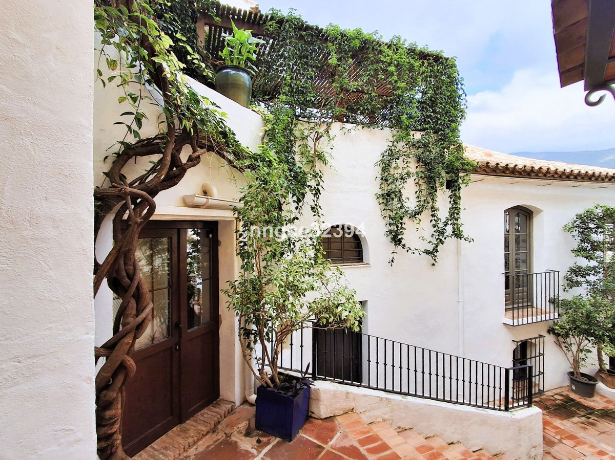 4 Bed Townhouse for sale in Benahavís Costa Del Sol, Málaga, Spain