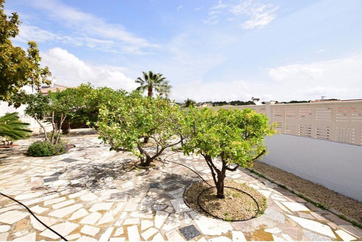 Se vende Villa - Chalet de 4 dormitorios en Costa Blanca, Alicante, España