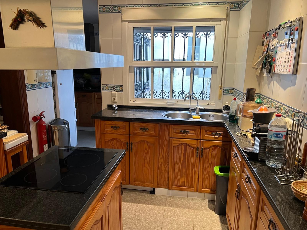 4 Bed Townhouse for sale in Nueva Andalucía Costa Del Sol, Málaga, Spain