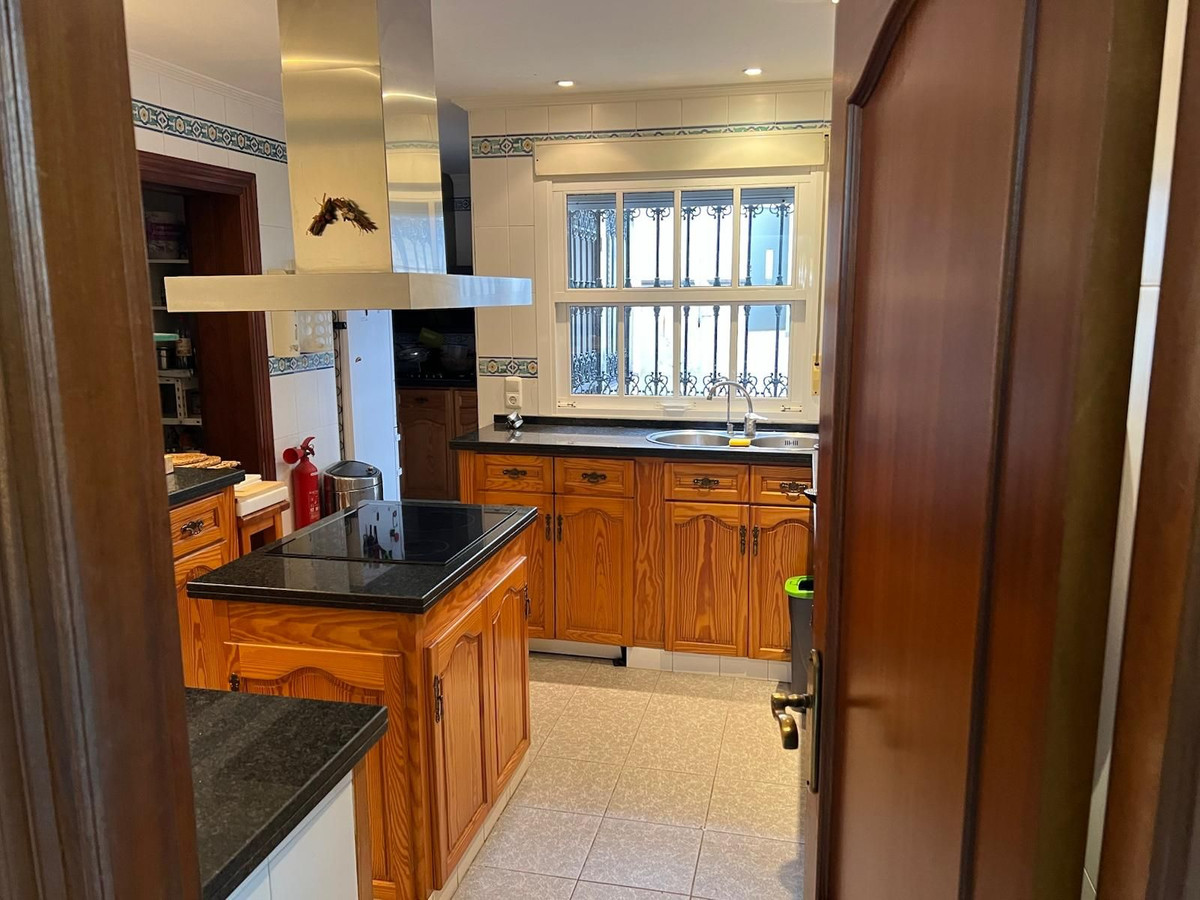 4 Bed Townhouse for sale in Nueva Andalucía Costa Del Sol, Málaga, Spain