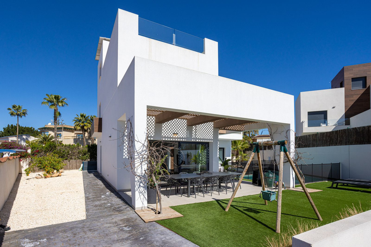 Se vende Villa - Chalet de 4 dormitorios en Costa Blanca, Alicante, España
