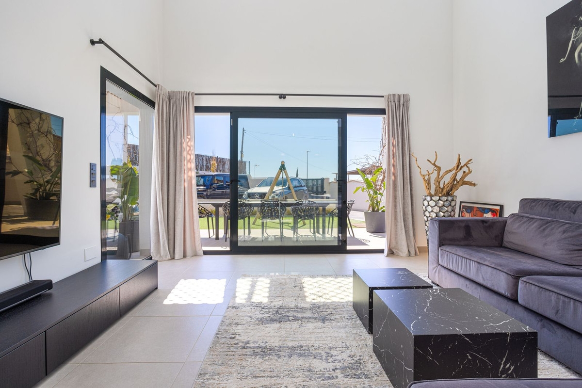 Se vende Villa - Chalet de 4 dormitorios en Costa Blanca, Alicante, España