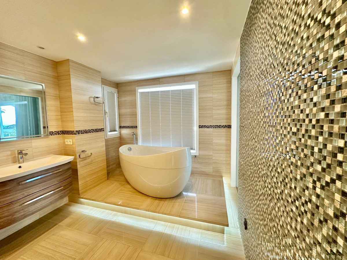 Se vende Villa - Chalet de 4 dormitorios en Costa Del Sol, Málaga, España