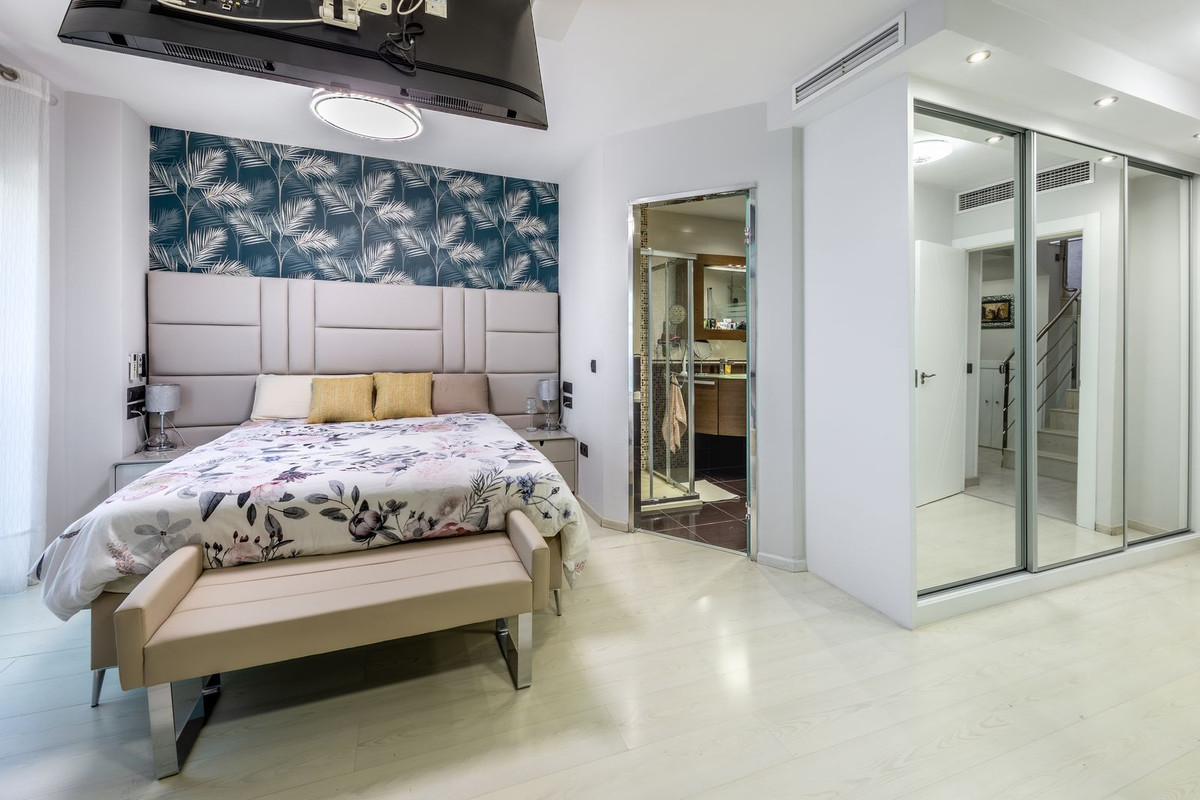 2 Bed Apartment for sale in Fuengirola Costa Del Sol, Málaga, Spain