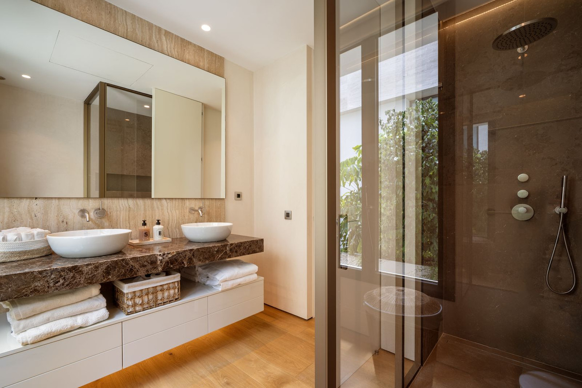 Se vende Apartamento Planta Baja de 5 dormitorios en Costa Del Sol, Málaga, España