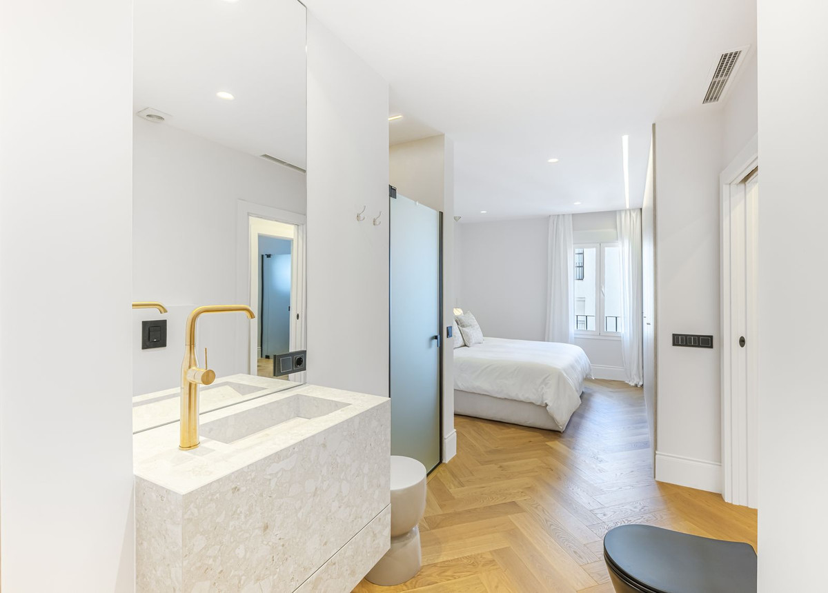 2 Bed Apartment for sale in Puerto Banús Costa Del Sol, Málaga, Spain