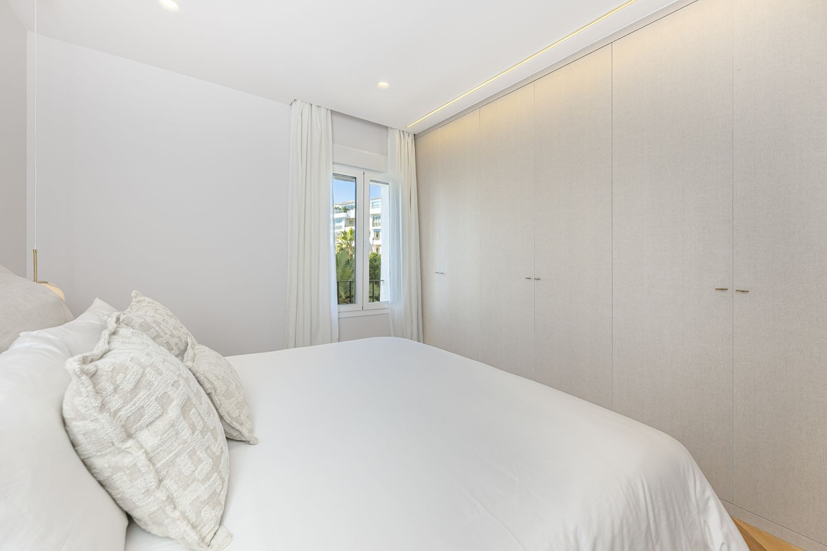2 Bed Apartment for sale in Puerto Banús Costa Del Sol, Málaga, Spain
