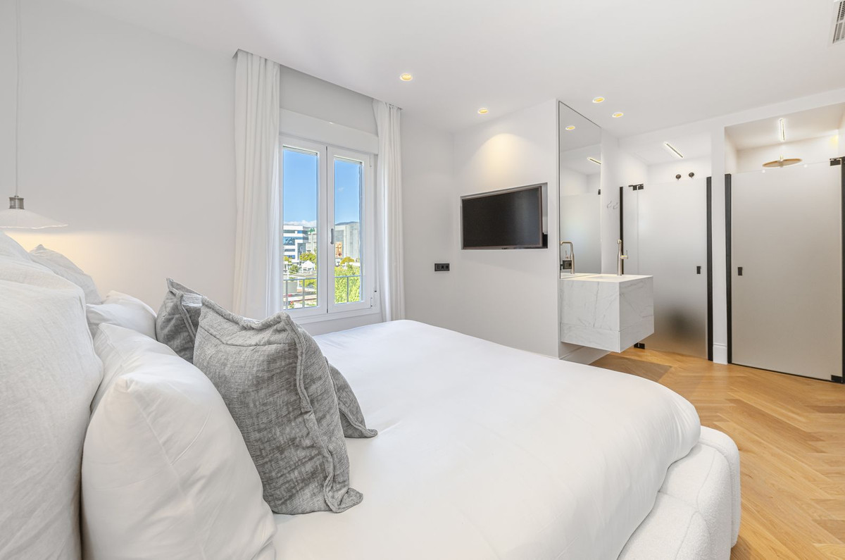 2 Bed Apartment for sale in Puerto Banús Costa Del Sol, Málaga, Spain