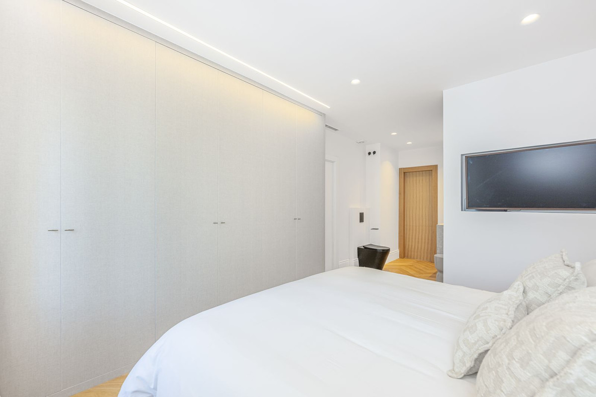 2 Bed Apartment for sale in Puerto Banús Costa Del Sol, Málaga, Spain