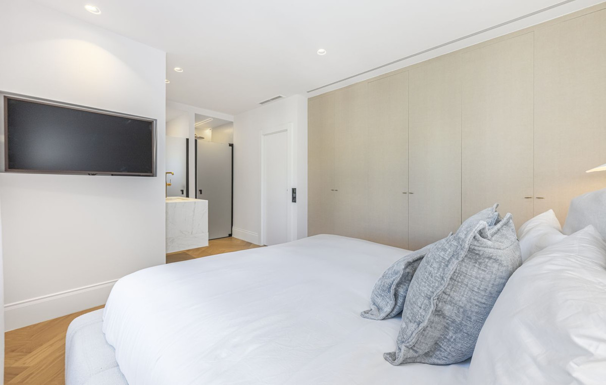 2 Bed Apartment for sale in Puerto Banús Costa Del Sol, Málaga, Spain