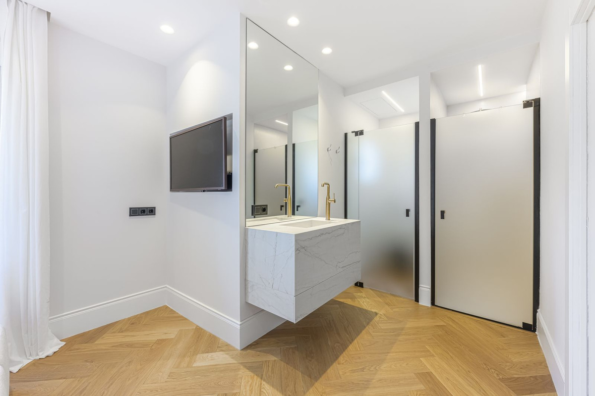 2 Bed Apartment for sale in Puerto Banús Costa Del Sol, Málaga, Spain