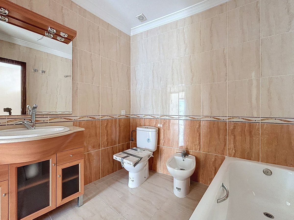 Se vende Villa - Chalet de 8 dormitorios en Costa Del Sol East, Málaga, España