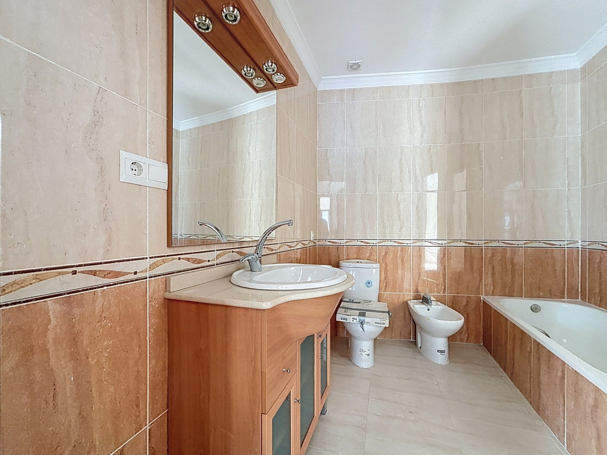Se vende Villa - Chalet de 8 dormitorios en Costa Del Sol East, Málaga, España