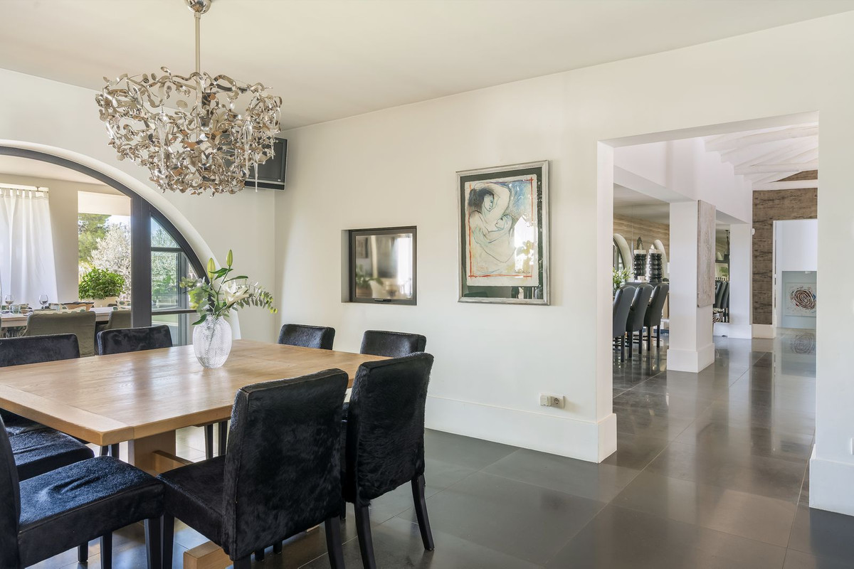 5 Bed Townhouse for sale in El Paraiso Costa Del Sol, Málaga, Spain