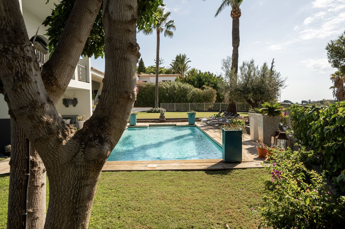 5 Bed Townhouse for sale in El Paraiso Costa Del Sol, Málaga, Spain